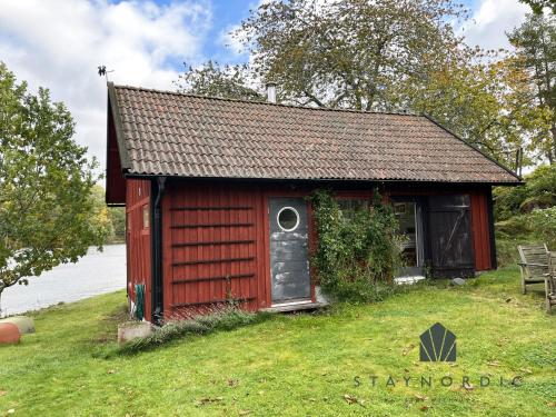 Cozy cottage with its own bathing cliff located at Odensvi