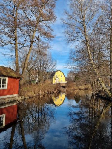 Solhuset intill ån